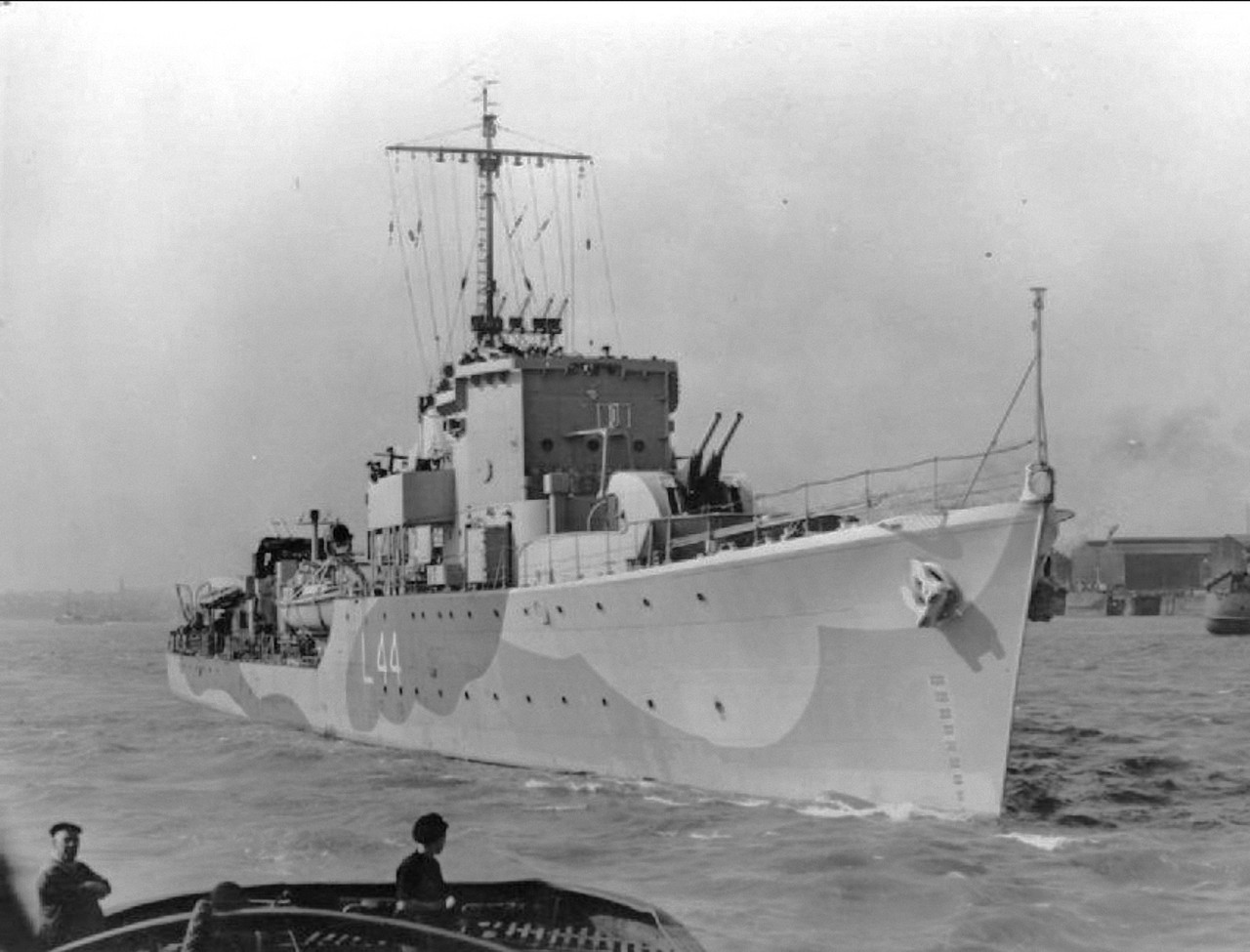 https://i.postimg.cc/dtGCx5yx/HMS-Glaisdale-(L-44)-1.jpg