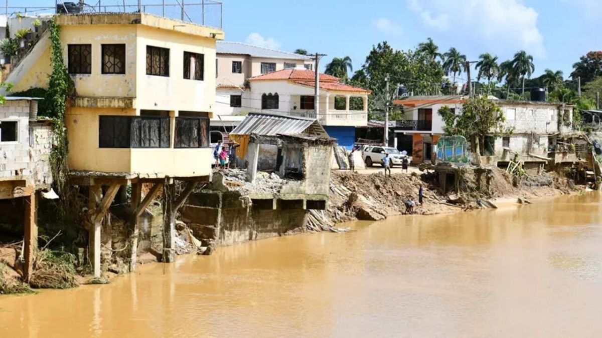 Viviendas en peligro de colapso a orillas del río crecido en Gaspar Hernández tras inundaciones