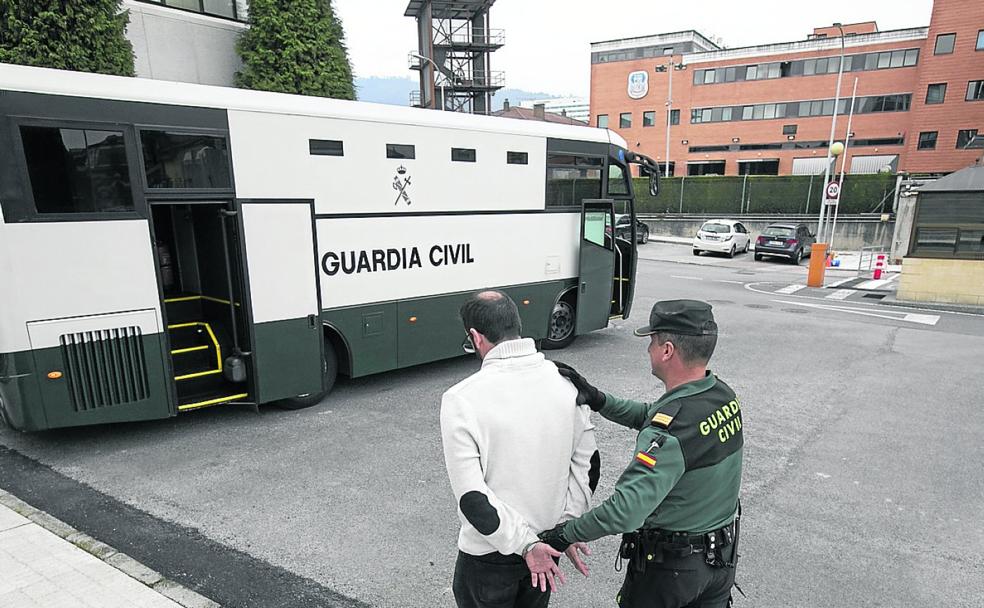 un-guardia-civil-conduce-a-un-preso-durante-un-traslado