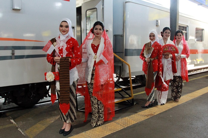 Peragaan busana Merah Putih ragam budaya Indonesia dibawakan oleh para frontliner KAI dalam rangka memeriahkan Hari Ulang Tahun ke-77 Kemerdekaan Republik Indonesia.