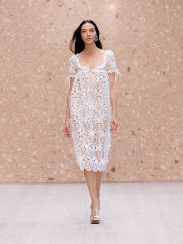 Chloé SS27, Mariacarla Boscono chiude la sfilata Mariacarla Boscono chiude la sfilata Chloé SS27 con un abito bianco in pizzo floreale