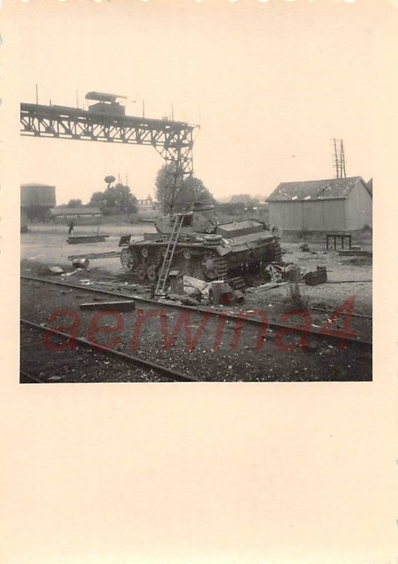 Zerstörte deutsche Panzer III am Bahnhof Antwerp