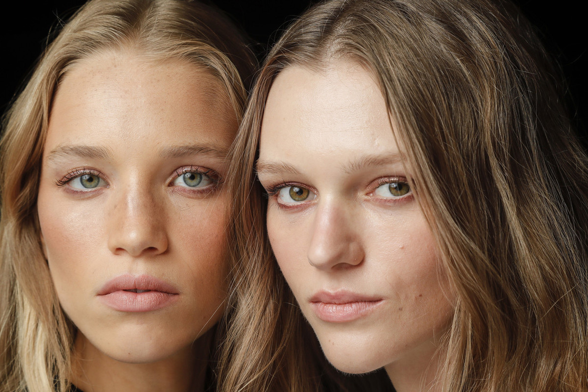 Alberta Ferretti Spring 2019 Backstage W7DI-ISWHrVx