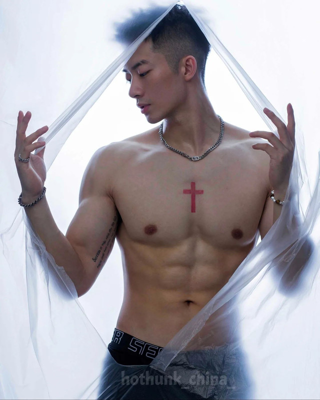 Photo shared by Chinese hunks 全球華男 on July 13, 2023 tagging @hothunk_china_.