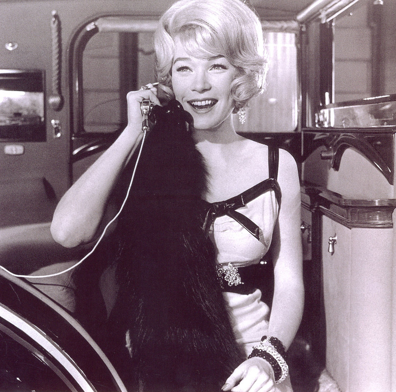 Shirley_MacLaine_b90