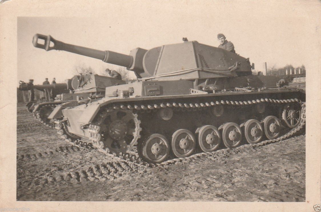 Foto 2 WK Soldat auf Panzer Jüterbog 1943