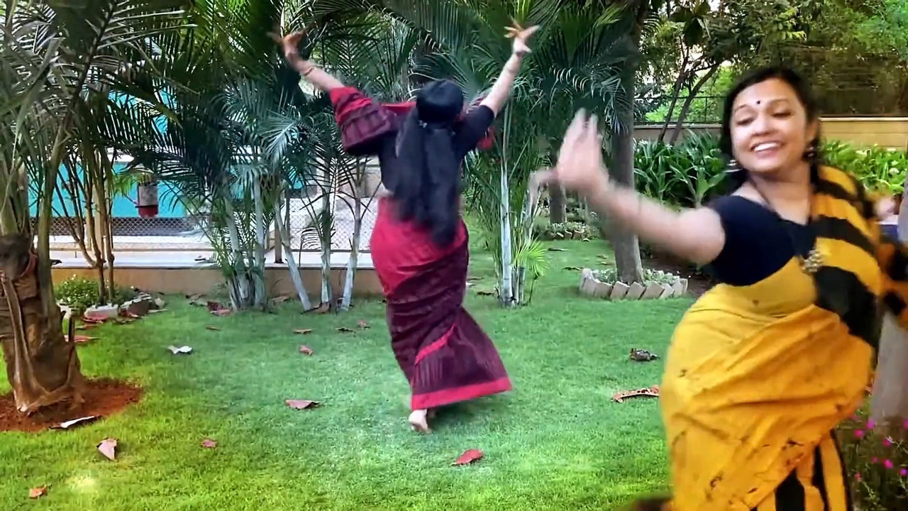 Malayali Homely Aunties Big Ass,Boobs and Navel while dancing.mkv_snapshot_05.15.135