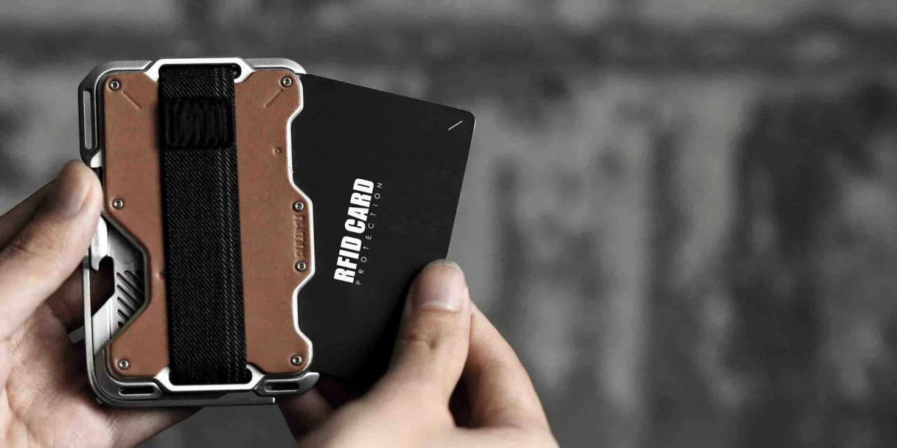 Portofel Compatibil MagSafe Aulumu G03 Multi Tool Metal Wallet, Carcasa Aluminiu si Piele Vegana, Grip elastic, Kickstand metalic integrat, suport AirTag, deschizator sticle, rigla integrata, blocare RFID, pana la 12 carduri, Ultra slim, Maro 21 2800 1400