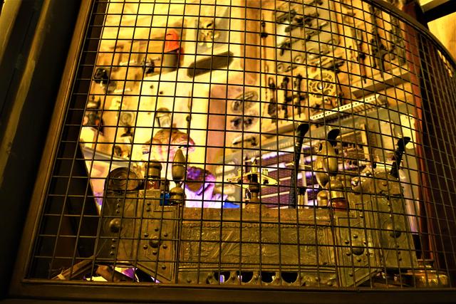 DOK-ONDAR DEN OF ANTIQUITIES: Tienda-museo para amantes de Star Wars - DISNEYLAND ~ STAR WARS: GALAXY'S EDGE, LA GUIA (11)