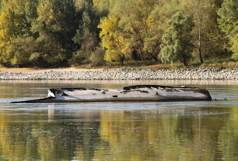 Buque de guerra nazi en un Danubio casi seco