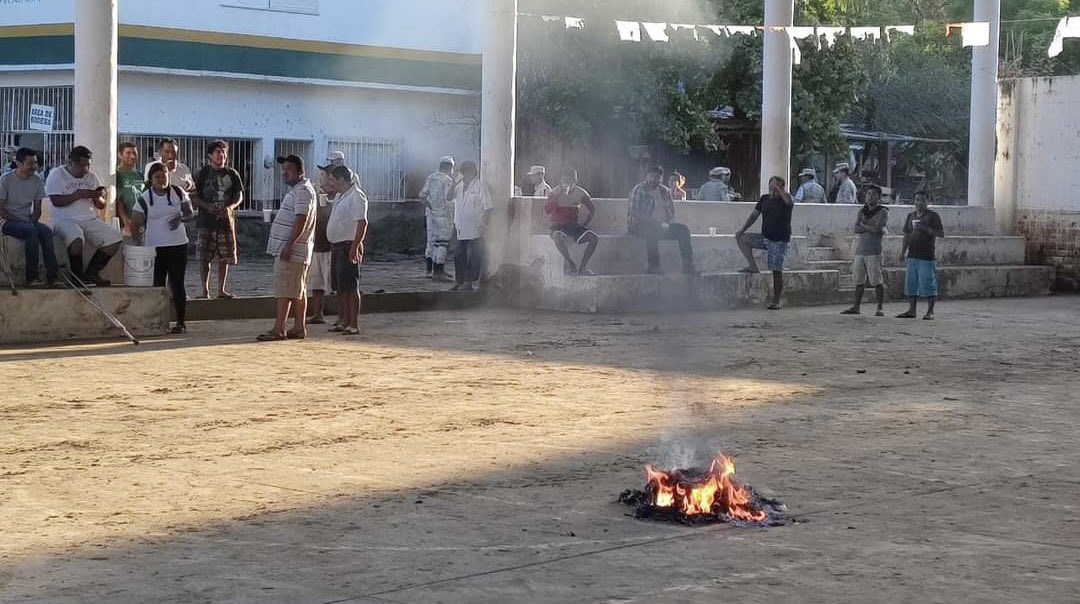 En Oaxaca, queman paqueterÃa electoral y bloquean accesos en elecciones 2022