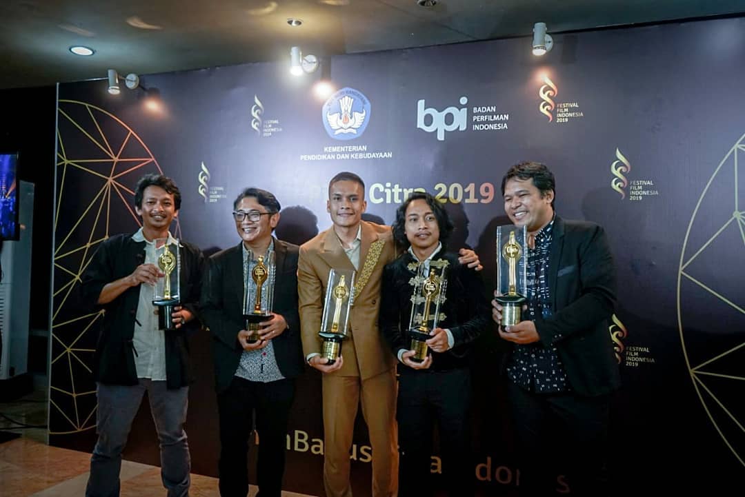 Pemain dan kru film Kucumbu Tubuh Indahku beserta Piala Citra yang mereka menangkan