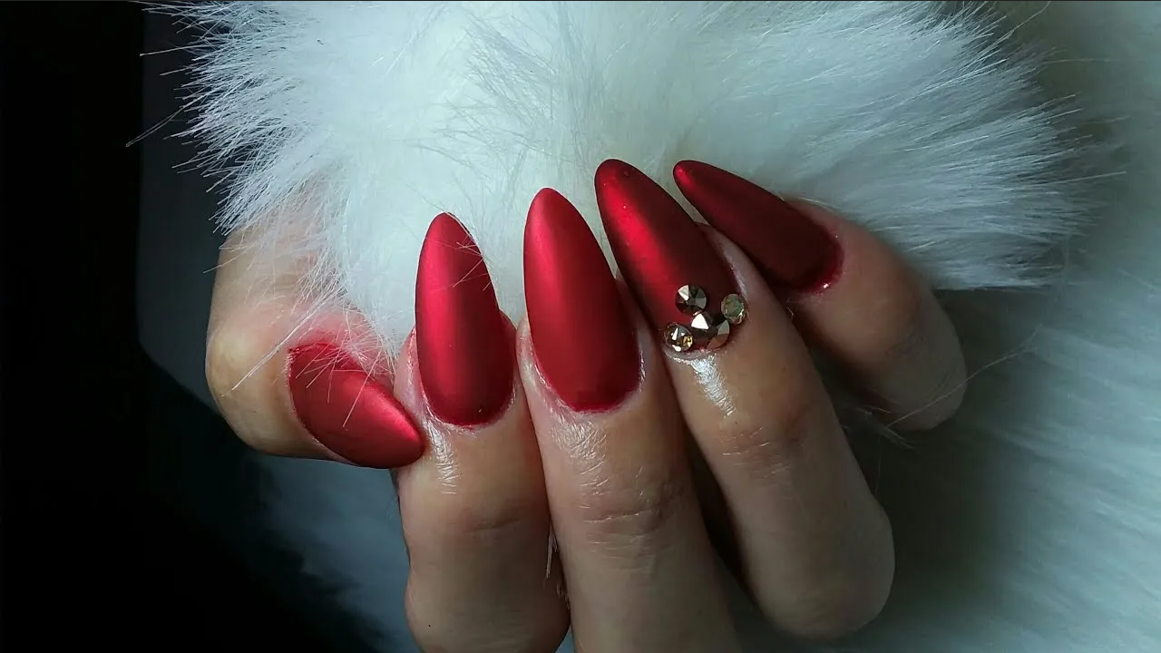 Ideas de manicura con esmalte rojo, para lucir unas manos elegantes en Navidad