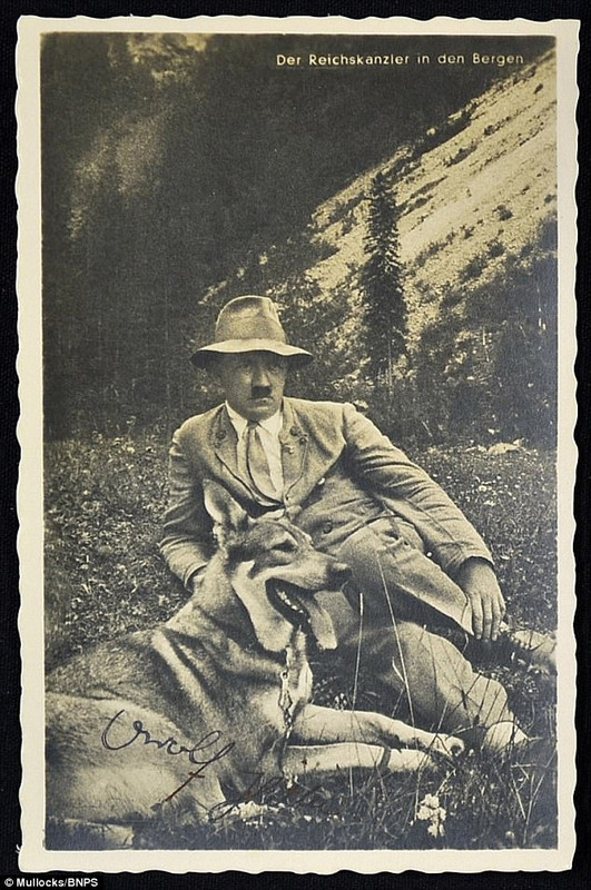 Una rara postal firmada de Adolf Hitler con su pastor alemán Blondi saldrá a la venta en una subasta en Shropshire