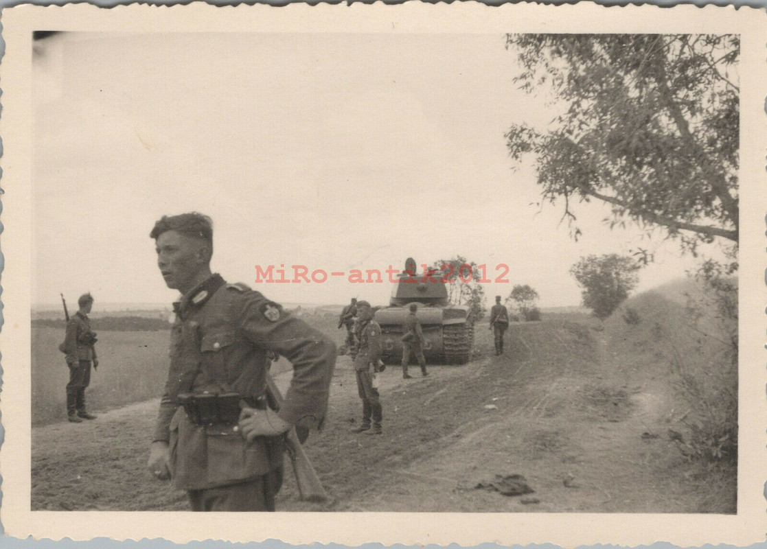 Foto, Wk2, RAD Männer betrachten einen KW Panzer in Russland