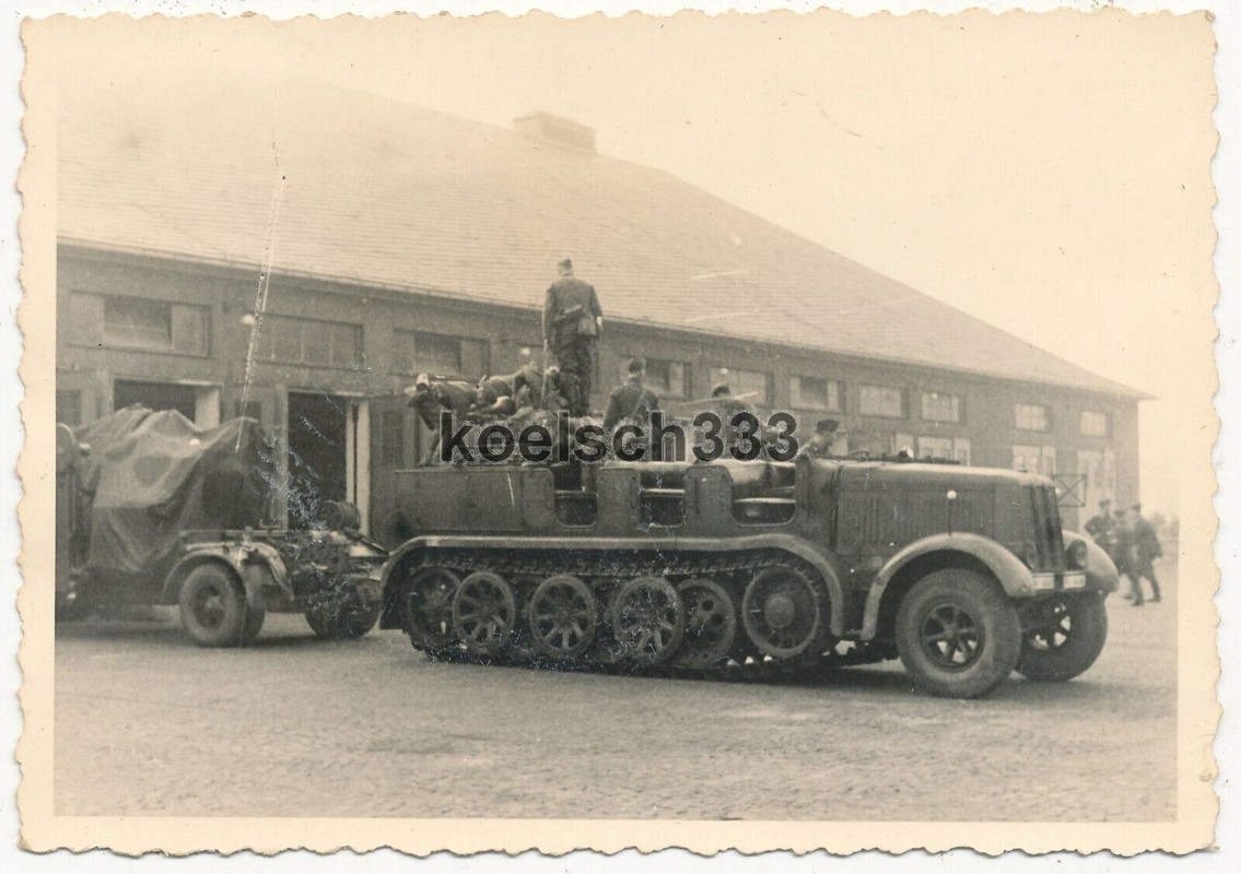 Foto Panzer Halbkette mit angehängtem Flak Artillerie Geschütz Zugmaschine SdKfz