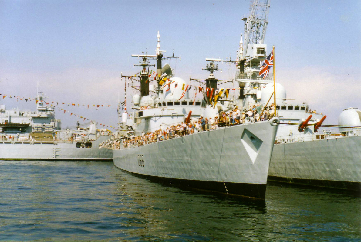 HMS Birmingham вместе с HMS Nottingham на Фестивале моря в Портсмуте, 1998