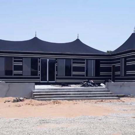 مجلس خارجي مع مظلة جانبية