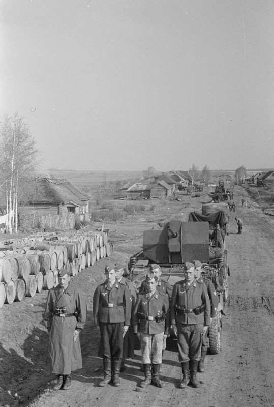 Un semi-chenillé Sd.kfz.105 FlaK 38 du Leichte Flak Abteilung 71 (11.Panzer-Division) (2)