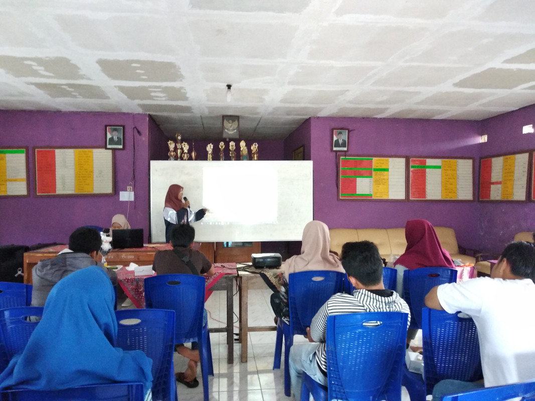 Pelatihan Kreasi Bunga dari Sampah Plastik
