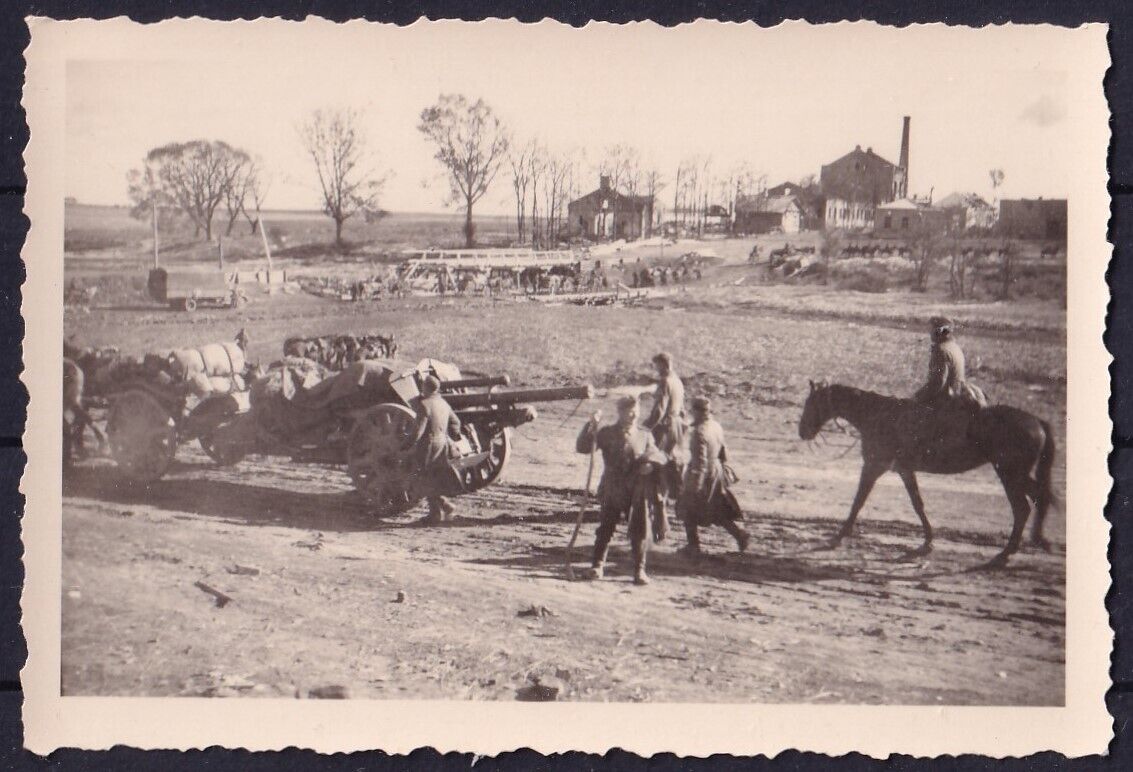 , Soldaten und Artilleriegespanne auf dem Vormarsch, Sommer 1941, Rußland