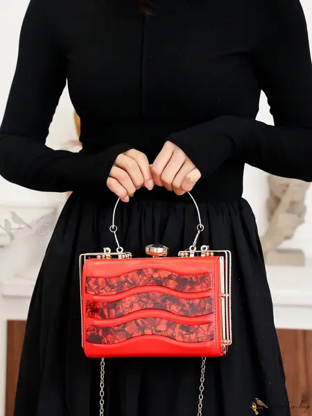 bag-red-metal-wave-chain.webp