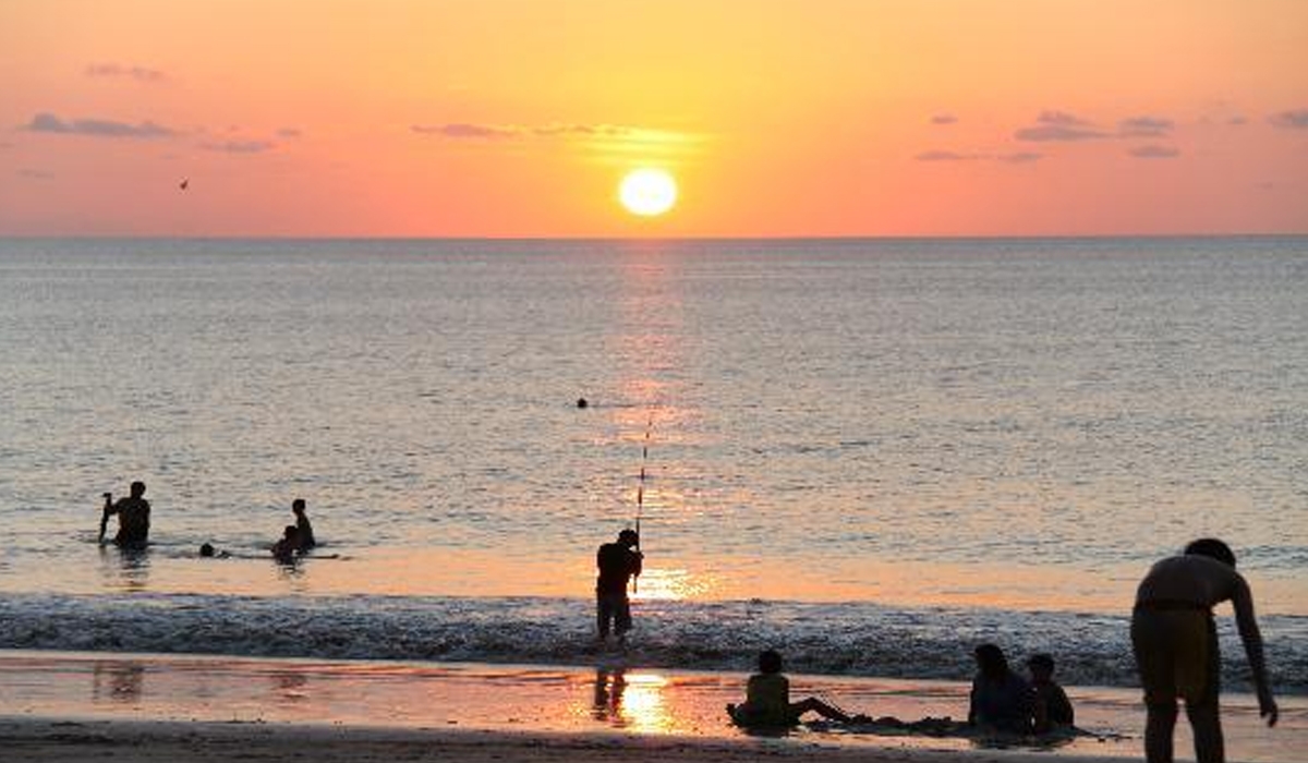 Pantai Ramah Keluarga Dengan Nuansa Tradisional