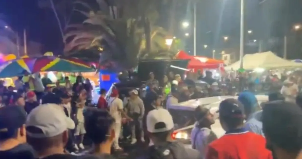 ¡Terror en carnaval! Automovilista atropella a personas en Tláhuac e intentan lincharlo