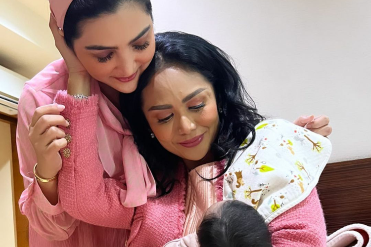 Kekompakan Krisdayanti dan Ashanty saat menyambut cucu pertama mereka, Baby A.