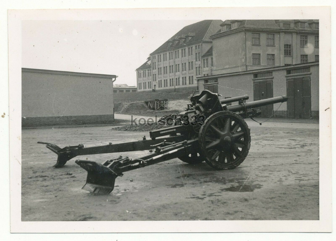 Foto leichte Feldhaubitze 18 in einer Kaserne der Wehrmacht Artillerie Geschütz