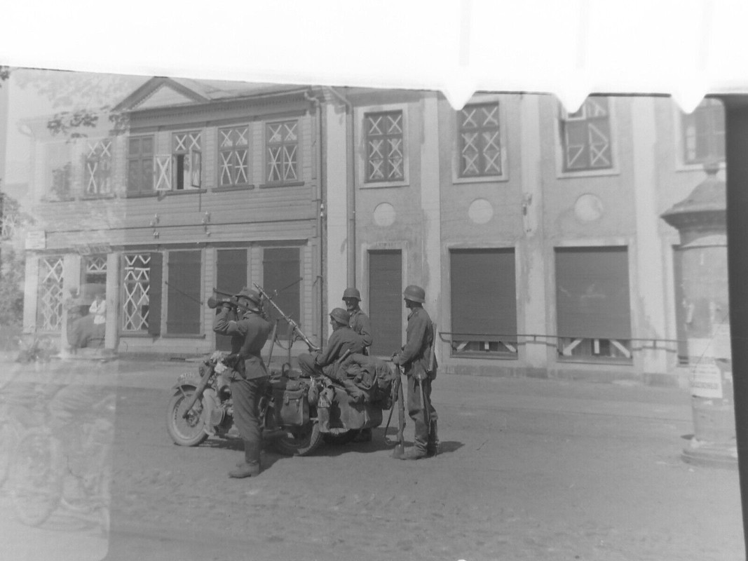 Russl. Marsch Riga Panzer Kampf Gebirgsjg Krad LKW Gräber Windmühle 1941 (2)