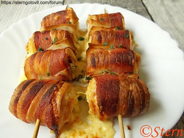 Шашлык из тортильи с сыром и беконом