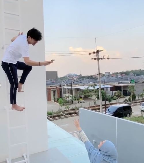 Rey saat memotret Dinda