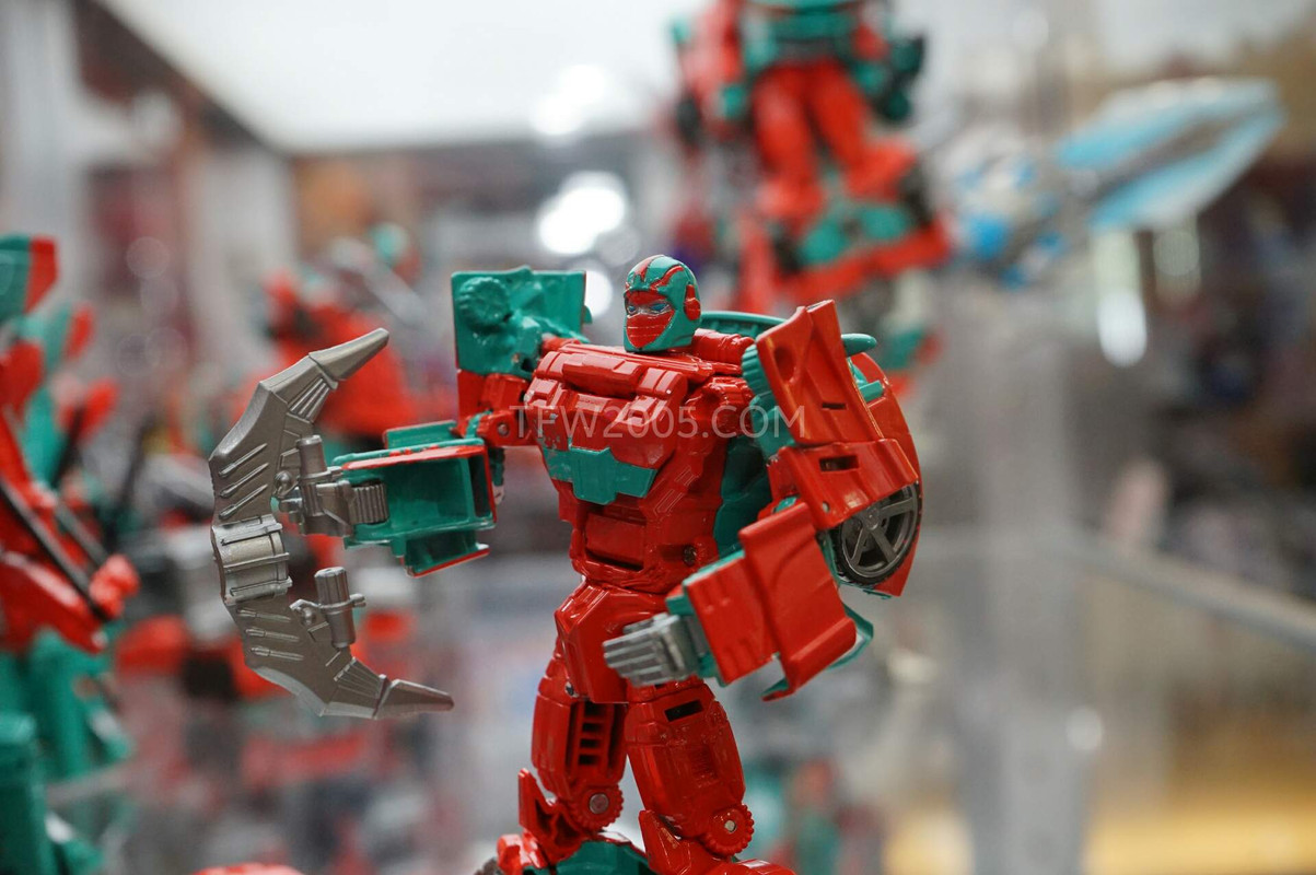SDCC2015-Hasbro-Case-Transformers-Combiner-Wars-