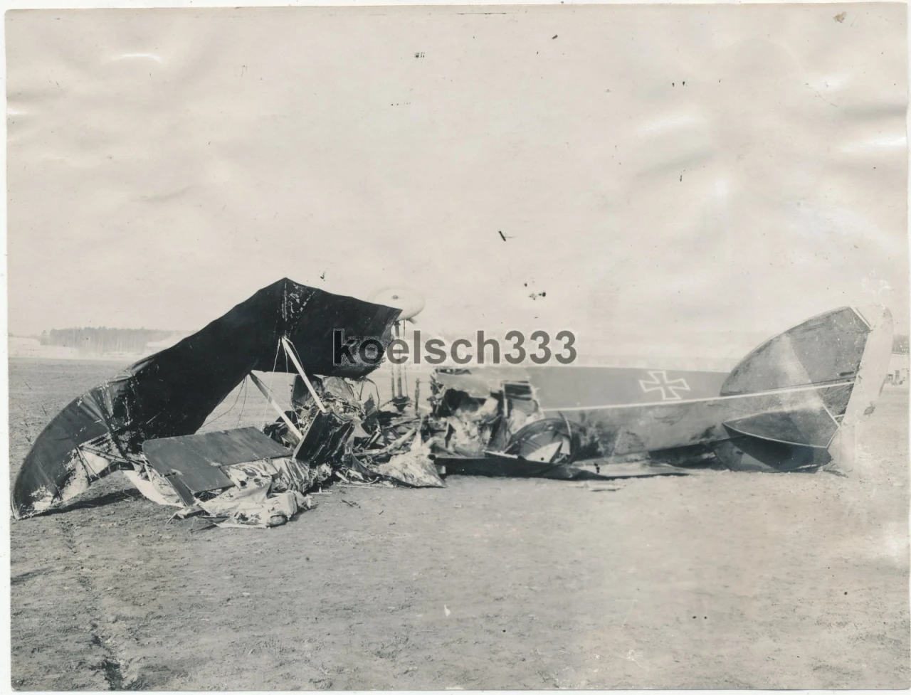 Foto Doppeldecker Flugzeug Wrack auf Flugplatz der Flieger Ers Abt 1 Altenburg