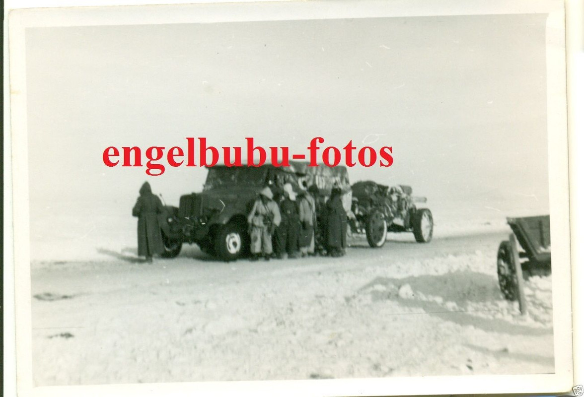 Getarntes Fahrzeug Zieht Geschütz - Ostfront