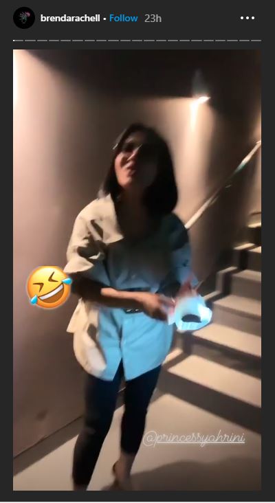 Syahrini berusaha mematikan lampu di sepatu milik keponakannya