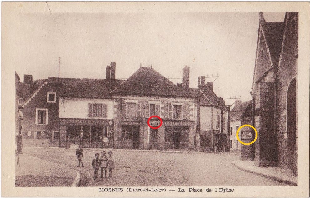 Mosnes Place de l'Église. Deux plaques.