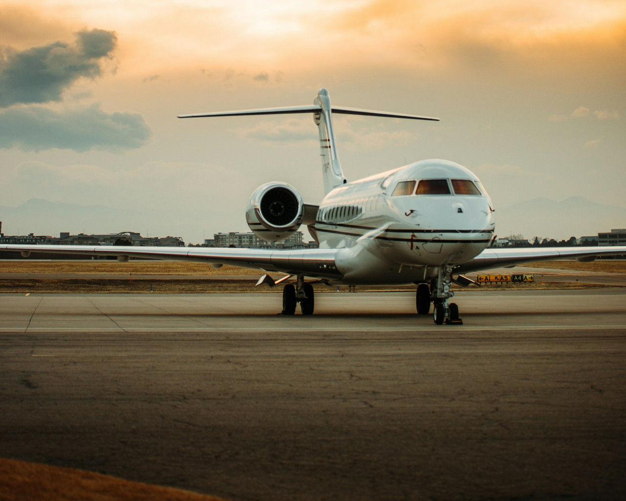 Light Jet Phenom 300