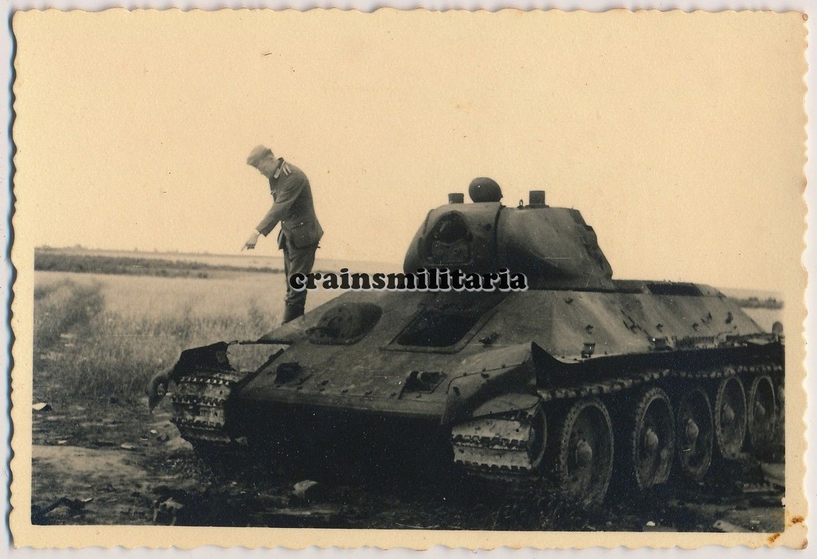 Foto zerstörte russische Beute Panzer T-34 Tank in Russland1