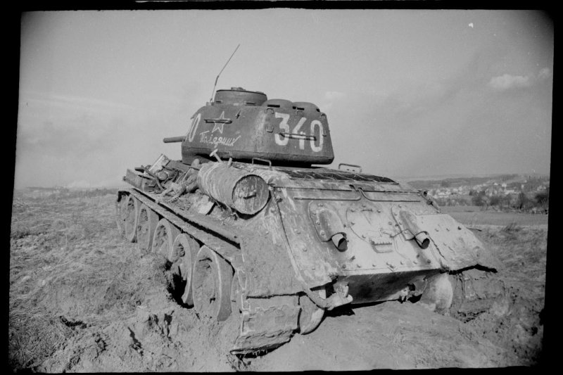 1-й Белорусский фронт. Танк Т-34 Полярник (построен на средства полярников) под командой лейтенанта 