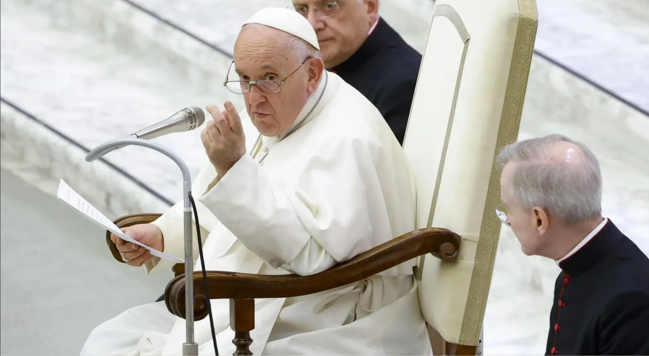 Reaparece el Papa Francisco tras cancelar su agenda por problemas de salud