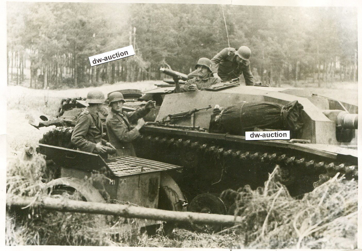 Sturmgeschütz wird aufmunitioniert , Munitionswa