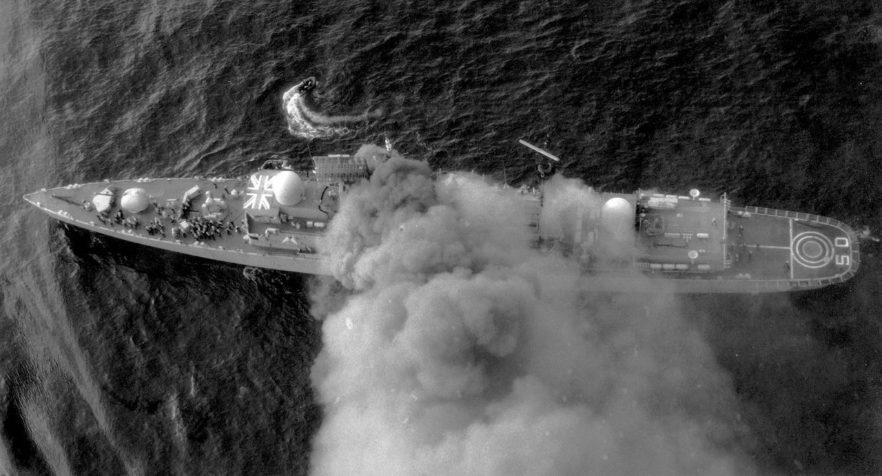 HMS Sheffield (D.80) пожар после попадания аргентинской ракеты, 4 мая 1982-5