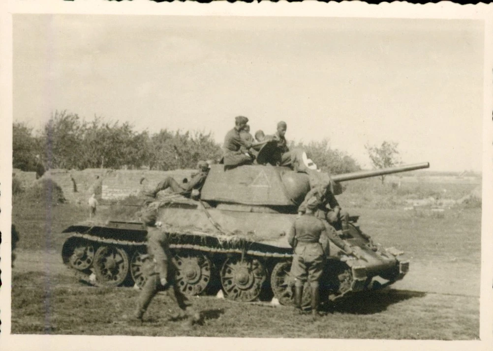 WK2 Foto Wehrmacht Soldaten Russischer Panzer T 34 Beute