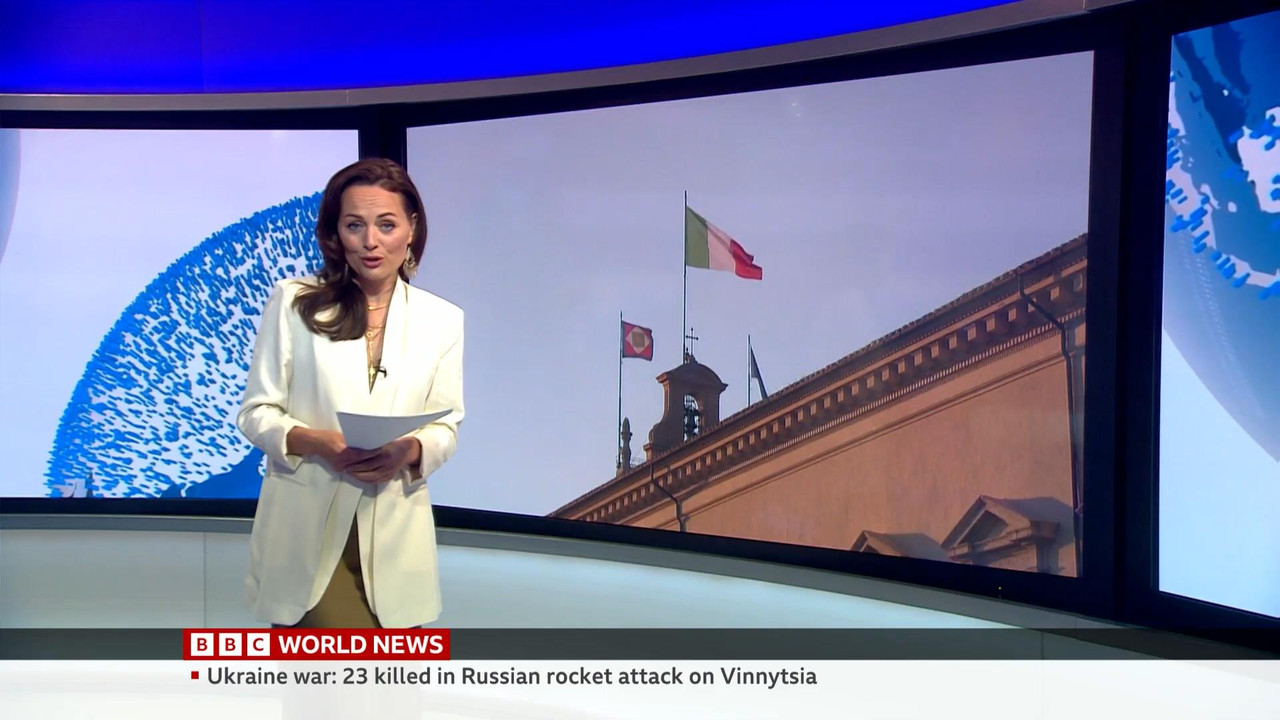 07.15 - 07.45.00 - World Business Report. The host presents and analy....ts_snapshot_06.38_[2022.07.