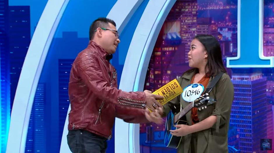 Anang memberikan Golden Ticket kepada PriskA