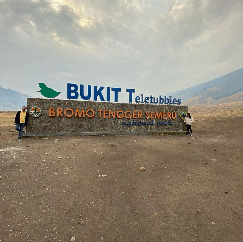 Nagita Slavina dan Raffi Ahmad berpose di perbatasan Bukit Teletubbies