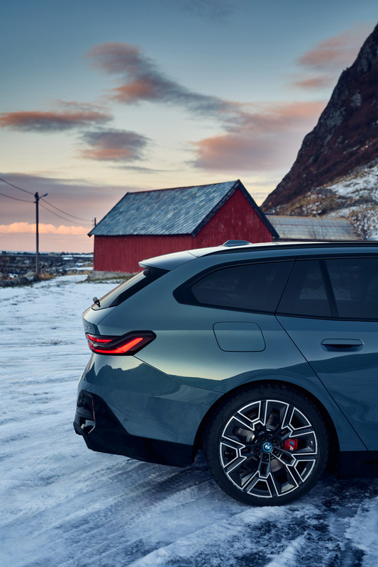 P90537274_highRes_the-new-bmw-i5-edriv