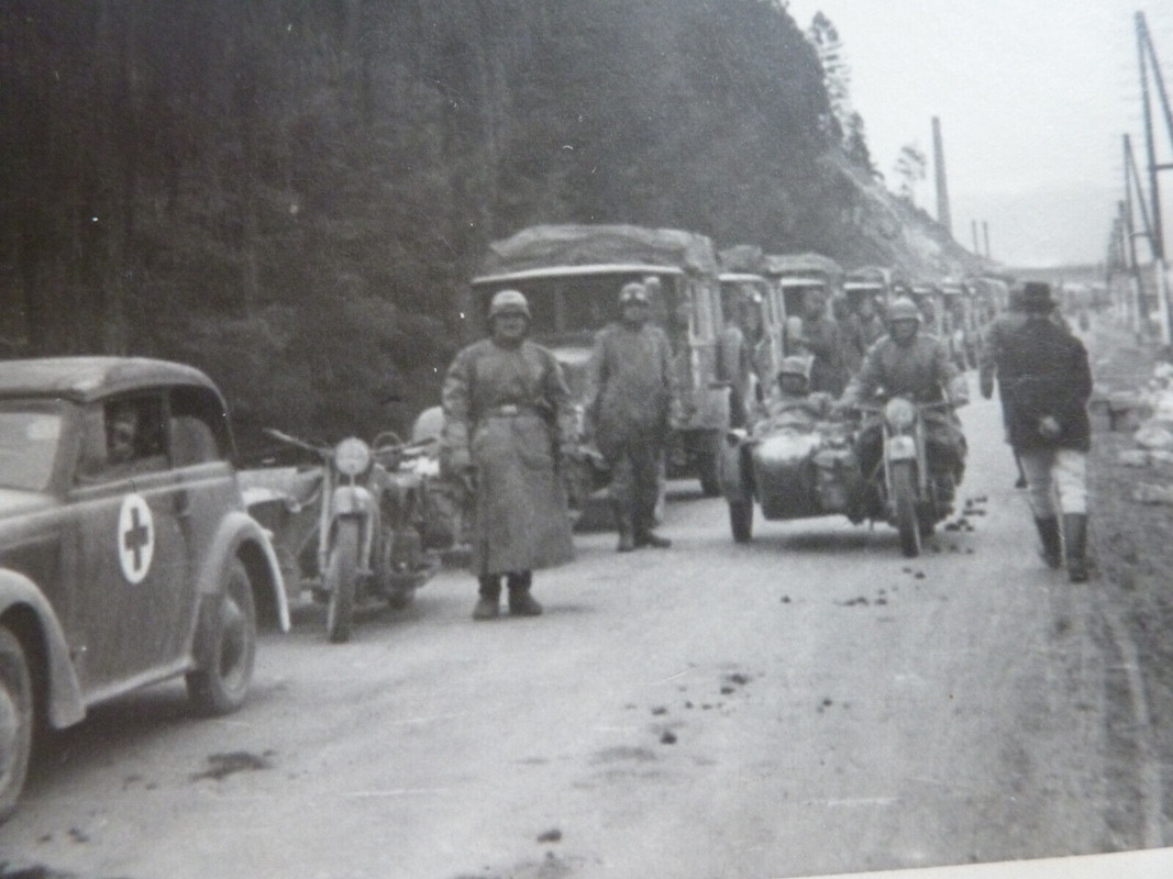 KRADMELDER Motorrad Helm Mantel Karabiner h Russland 1941 (2)
